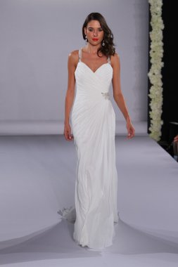 New york-13 Ekim: model yürür pist couture grup göstermek için düğüm dergisi tarafından ny Gelin Moda Haftası sırasında 2013 Güz için hilton otel 13 Ekim 2012 new york city, ny