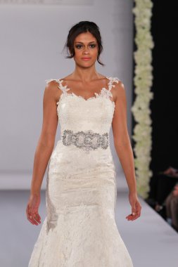 New york-13 Ekim: model yürür pist couture grup göstermek için düğüm dergisi tarafından ny Gelin Moda Haftası sırasında 2013 Güz için hilton otel 13 Ekim 2012 new york city, ny