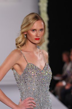 New york-13 Ekim: model yürür pist couture grup göstermek için düğüm dergisi tarafından ny Gelin Moda Haftası sırasında 2013 Güz için hilton otel 13 Ekim 2012 new york city, ny