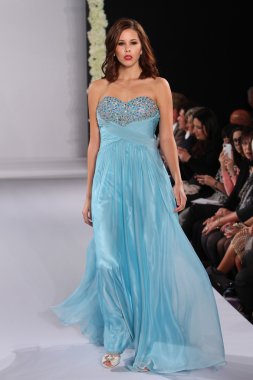 New york-13 Ekim: model yürür pist couture grup göstermek için düğüm dergisi tarafından ny Gelin Moda Haftası sırasında 2013 Güz için hilton otel 13 Ekim 2012 new york city, ny