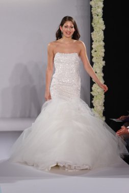 New york-13 Ekim: model yürür pist couture grup göstermek için düğüm dergisi tarafından ny Gelin Moda Haftası sırasında 2013 Güz için hilton otel 13 Ekim 2012 new york city, ny