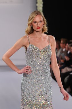 New york-13 Ekim: model yürür pist couture grup göstermek için düğüm dergisi tarafından ny Gelin Moda Haftası sırasında 2013 Güz için hilton otel 13 Ekim 2012 new york city, ny