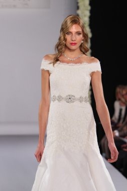 New york-13 Ekim: model yürür pist couture grup göstermek için düğüm dergisi tarafından ny Gelin Moda Haftası sırasında 2013 Güz için hilton otel 13 Ekim 2012 new york city, ny
