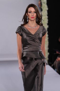 New york-13 Ekim: model yürür pist couture grup göstermek için düğüm dergisi tarafından ny Gelin Moda Haftası sırasında 2013 Güz için hilton otel 13 Ekim 2012 new york city, ny