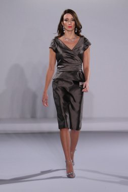 New york-13 Ekim: model yürür pist couture grup göstermek için düğüm dergisi tarafından ny Gelin Moda Haftası sırasında 2013 Güz için hilton otel 13 Ekim 2012 new york city, ny