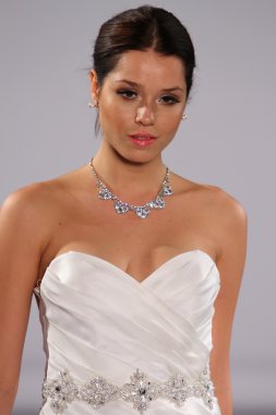 New york-13 Ekim: model yürür pist couture grup göstermek için düğüm dergisi tarafından ny Gelin Moda Haftası sırasında 2013 Güz için hilton otel 13 Ekim 2012 new york city, ny