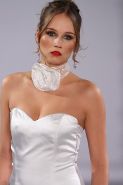 New york-13 Ekim: model yürür pist couture grup göstermek için düğüm dergisi tarafından ny Gelin Moda Haftası sırasında 2013 Güz için hilton otel 13 Ekim 2012 new york city, ny