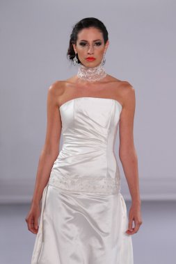 New york-13 Ekim: model yürür pist couture grup göstermek için düğüm dergisi tarafından ny Gelin Moda Haftası sırasında 2013 Güz için hilton otel 13 Ekim 2012 new york city, ny