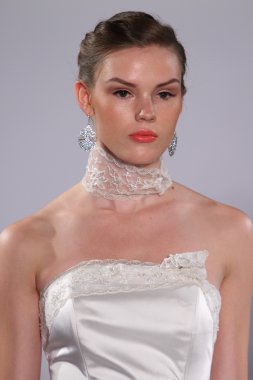 New york-13 Ekim: model yürür pist couture grup göstermek için düğüm dergisi tarafından ny Gelin Moda Haftası sırasında 2013 Güz için hilton otel 13 Ekim 2012 new york city, ny