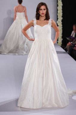 New york-13 Ekim: model yürür pist couture grup göstermek için düğüm dergisi tarafından ny Gelin Moda Haftası sırasında 2013 Güz için hilton otel 13 Ekim 2012 new york city, ny