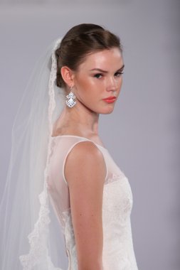 New york-13 Ekim: model yürür pist couture grup göstermek için düğüm dergisi tarafından ny Gelin Moda Haftası sırasında 2013 Güz için hilton otel 13 Ekim 2012 new york city, ny