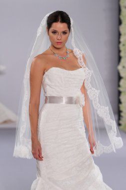 New york-13 Ekim: model yürür pist couture grup göstermek için düğüm dergisi tarafından ny Gelin Moda Haftası sırasında 2013 Güz için hilton otel 13 Ekim 2012 new york city, ny