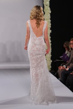 New york-13 Ekim: model yürür pist couture grup göstermek için düğüm dergisi tarafından ny Gelin Moda Haftası sırasında 2013 Güz için hilton otel 13 Ekim 2012 new york city, ny