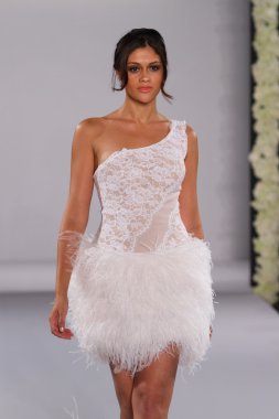 New york-13 Ekim: model yürür pist couture grup göstermek için düğüm dergisi tarafından ny Gelin Moda Haftası sırasında 2013 Güz için hilton otel 13 Ekim 2012 new york city, ny