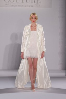 New york-13 Ekim: model yürür pist couture grup göstermek için düğüm dergisi tarafından ny Gelin Moda Haftası sırasında 2013 Güz için hilton otel 13 Ekim 2012 new york city, ny