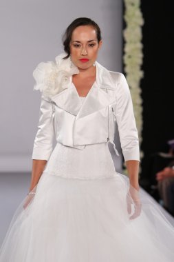 New york-13 Ekim: model yürür pist couture grup göstermek için düğüm dergisi tarafından ny Gelin Moda Haftası sırasında 2013 Güz için hilton otel 13 Ekim 2012 new york city, ny