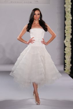 New york-13 Ekim: model yürür pist couture grup göstermek için düğüm dergisi tarafından ny Gelin Moda Haftası sırasında 2013 Güz için hilton otel 13 Ekim 2012 new york city, ny