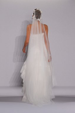 New york-13 Ekim: model yürür pist couture grup göstermek için düğüm dergisi tarafından ny Gelin Moda Haftası sırasında 2013 Güz için hilton otel 13 Ekim 2012 new york city, ny