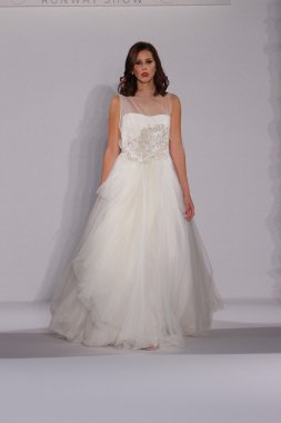 ew york-Ekim 13: model yürür pist couture grup göstermek için düğüm dergisi tarafından ny Gelin Moda Haftası sırasında 2013 Güz için hilton otel 13 Ekim 2012 new york city, ny