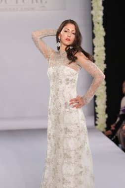 ew york-Ekim 13: model yürür pist couture grup göstermek için düğüm dergisi tarafından ny Gelin Moda Haftası sırasında 2013 Güz için hilton otel 13 Ekim 2012 new york city, ny