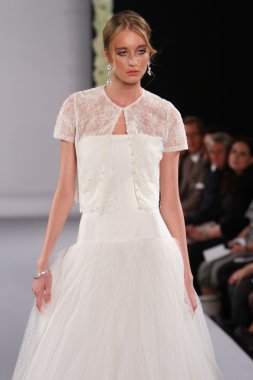 ew york-Ekim 13: model yürür pist couture grup göstermek için düğüm dergisi tarafından ny Gelin Moda Haftası sırasında 2013 Güz için hilton otel 13 Ekim 2012 new york city, ny