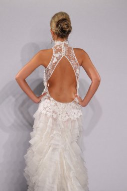 ew york-Ekim 13: model yürür pist couture grup göstermek için düğüm dergisi tarafından ny Gelin Moda Haftası sırasında 2013 Güz için hilton otel 13 Ekim 2012 new york city, ny
