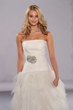 ew york-Ekim 13: model yürür pist couture grup göstermek için düğüm dergisi tarafından ny Gelin Moda Haftası sırasında 2013 Güz için hilton otel 13 Ekim 2012 new york city, ny