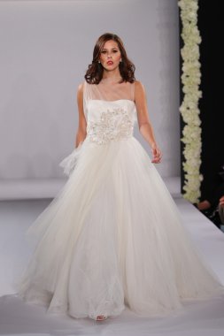 ew york-Ekim 13: model yürür pist couture grup göstermek için düğüm dergisi tarafından ny Gelin Moda Haftası sırasında 2013 Güz için hilton otel 13 Ekim 2012 new york city, ny