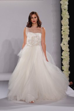 ew york-Ekim 13: model yürür pist couture grup göstermek için düğüm dergisi tarafından ny Gelin Moda Haftası sırasında 2013 Güz için hilton otel 13 Ekim 2012 new york city, ny