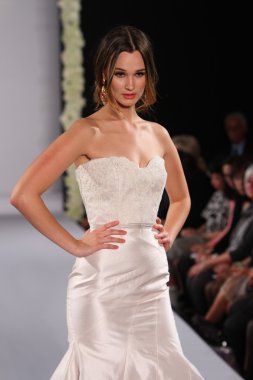 New york-13 Ekim: model yürür pist couture grup göstermek için düğüm dergisi tarafından ny Gelin Moda Haftası sırasında 2013 Güz için hilton otel 13 Ekim 2012 new york city, ny