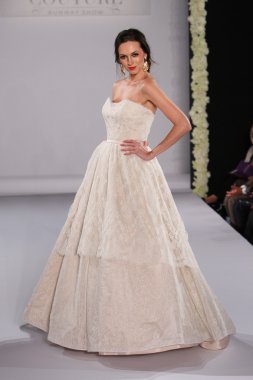 New york-13 Ekim: model yürür pist couture grup göstermek için düğüm dergisi tarafından ny Gelin Moda Haftası sırasında 2013 Güz için hilton otel 13 Ekim 2012 new york city, ny