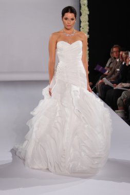 New york-13 Ekim: model yürür pist couture grup göstermek için düğüm dergisi tarafından ny Gelin Moda Haftası sırasında 2013 Güz için hilton otel 13 Ekim 2012 new york city, ny