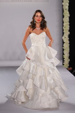 New york-13 Ekim: model yürür pist couture grup göstermek için düğüm dergisi tarafından ny Gelin Moda Haftası sırasında 2013 Güz için hilton otel 13 Ekim 2012 new york city, ny