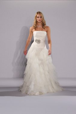 New york-13 Ekim: model yürür pist couture grup göstermek için düğüm dergisi tarafından ny Gelin Moda Haftası sırasında 2013 Güz için hilton otel 13 Ekim 2012 new york city, ny