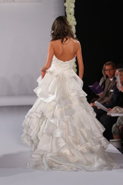 New york-13 Ekim: model yürür pist couture grup göstermek için düğüm dergisi tarafından ny Gelin Moda Haftası sırasında 2013 Güz için hilton otel 13 Ekim 2012 new york city, ny