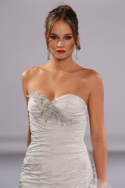 New york-13 Ekim: model yürür pist couture grup göstermek için düğüm dergisi tarafından ny Gelin Moda Haftası sırasında 2013 Güz için hilton otel 13 Ekim 2012 new york city, ny