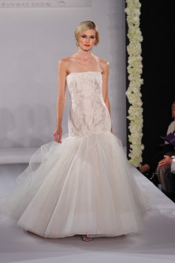 New york-13 Ekim: model yürür pist couture grup göstermek için düğüm dergisi tarafından ny Gelin Moda Haftası sırasında 2013 Güz için hilton otel 13 Ekim 2012 new york city, ny