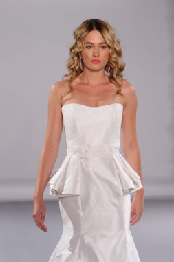 New york-13 Ekim: model yürür pist couture grup göstermek için düğüm dergisi tarafından ny Gelin Moda Haftası sırasında 2013 Güz için hilton otel 13 Ekim 2012 new york city, ny