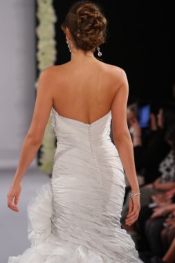 New york-13 Ekim: model yürür pist couture grup göstermek için düğüm dergisi tarafından ny Gelin Moda Haftası sırasında 2013 Güz için hilton otel 13 Ekim 2012 new york city, ny