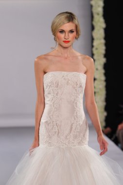 New york-13 Ekim: model yürür pist couture grup göstermek için düğüm dergisi tarafından ny Gelin Moda Haftası sırasında 2013 Güz için hilton otel 13 Ekim 2012 new york city, ny