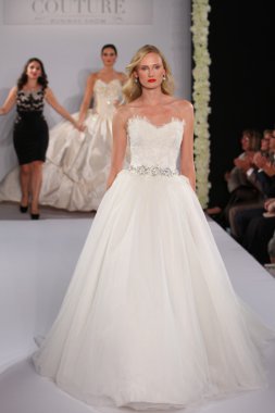 New york-13 Ekim: sesigner yürür pist modelleri couture grup göstermek için düğüm dergisi tarafından ny Gelin Moda Haftası sırasında 2013 Güz için hilton otel 13 Ekim 2012 new york city, ny