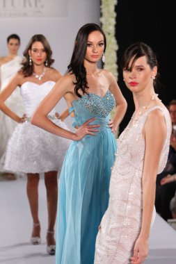 New york-13 Ekim: modelleri yürümek pist couture grup göstermek için düğüm dergisi tarafından ny Gelin Moda Haftası sırasında 2013 Güz için hilton otel 13 Ekim 2012 new york city, ny