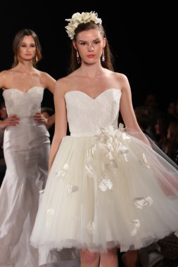 New york-13 Ekim: modelleri yürümek pist couture grup göstermek için düğüm dergisi tarafından ny Gelin Moda Haftası sırasında 2013 Güz için hilton otel 13 Ekim 2012 new york city, ny