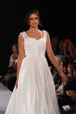 New york-13 Ekim: model yürür pist couture grup göstermek için düğüm dergisi tarafından ny Gelin Moda Haftası sırasında 2013 Güz için hilton otel 13 Ekim 2012 new york city, ny