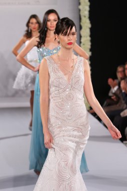 New york-13 Ekim: modelleri yürümek pist couture grup göstermek için düğüm dergisi tarafından ny Gelin Moda Haftası sırasında 2013 Güz için hilton otel 13 Ekim 2012 new york city, ny