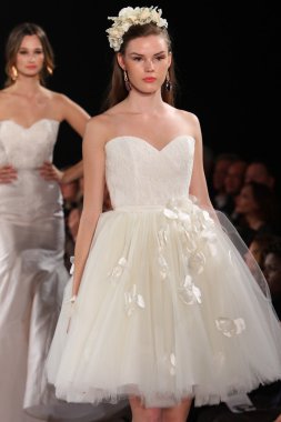 New york-13 Ekim: modelleri yürümek pist couture grup göstermek için düğüm dergisi tarafından ny Gelin Moda Haftası sırasında 2013 Güz için hilton otel 13 Ekim 2012 new york city, ny