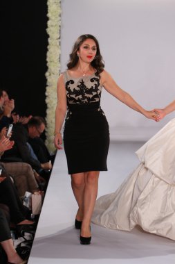 New york-13 Ekim: sesigner yürür pist modelleri couture grup göstermek için düğüm dergisi tarafından ny Gelin Moda Haftası sırasında 2013 Güz için hilton otel 13 Ekim 2012 new york city, ny