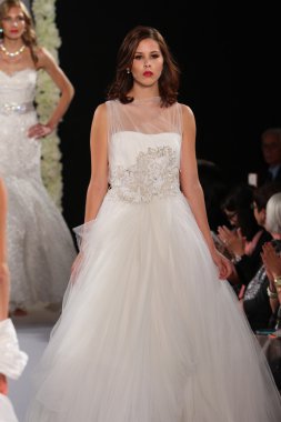 New york-13 Ekim: model yürür pist couture grup göstermek için düğüm dergisi tarafından ny Gelin Moda Haftası sırasında 2013 Güz için hilton otel 13 Ekim 2012 new york city, ny