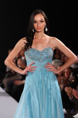 New york-13 Ekim: model yürür pist couture grup göstermek için düğüm dergisi tarafından ny Gelin Moda Haftası sırasında 2013 Güz için hilton otel 13 Ekim 2012 new york city, ny