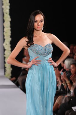 New york-13 Ekim: model yürür pist couture grup göstermek için düğüm dergisi tarafından ny Gelin Moda Haftası sırasında 2013 Güz için hilton otel 13 Ekim 2012 new york city, ny